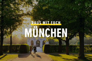 Menschen wandern durch den Englischen Garten in München