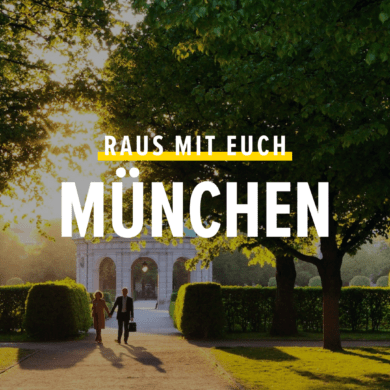 Menschen wandern durch den Englischen Garten in München