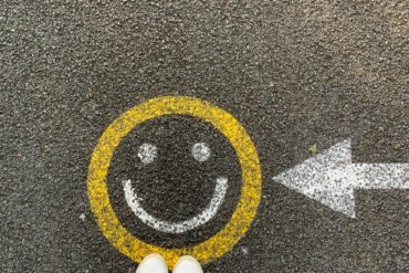 Gelber Smiley Stencil auf Fußboden