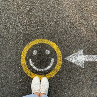 Gelber Smiley Stencil auf Fußboden