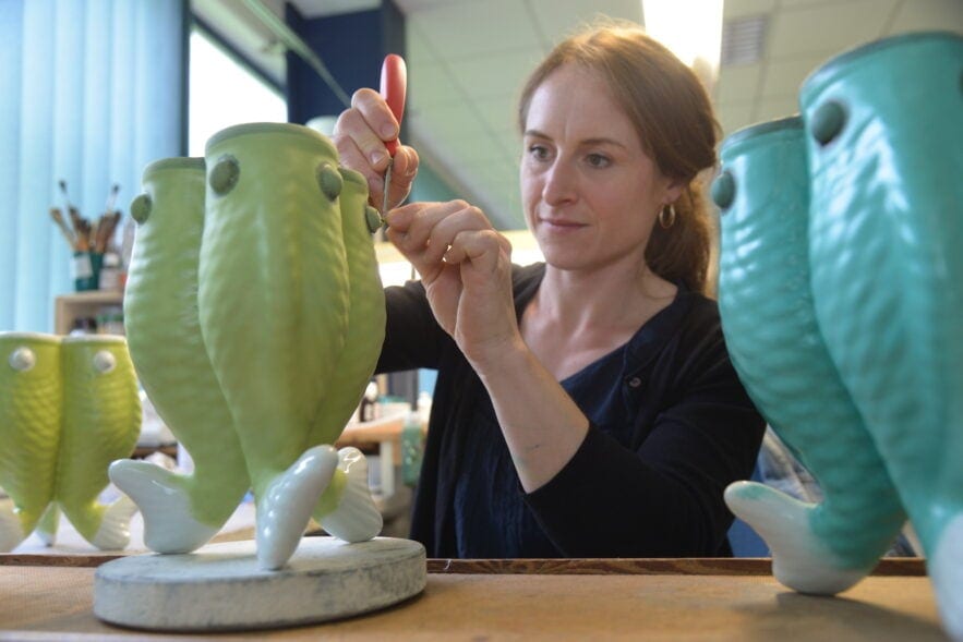 Caroline Leier creates colorful vases at the manufactory Reichenbach along the Thuringia Porcelain Route