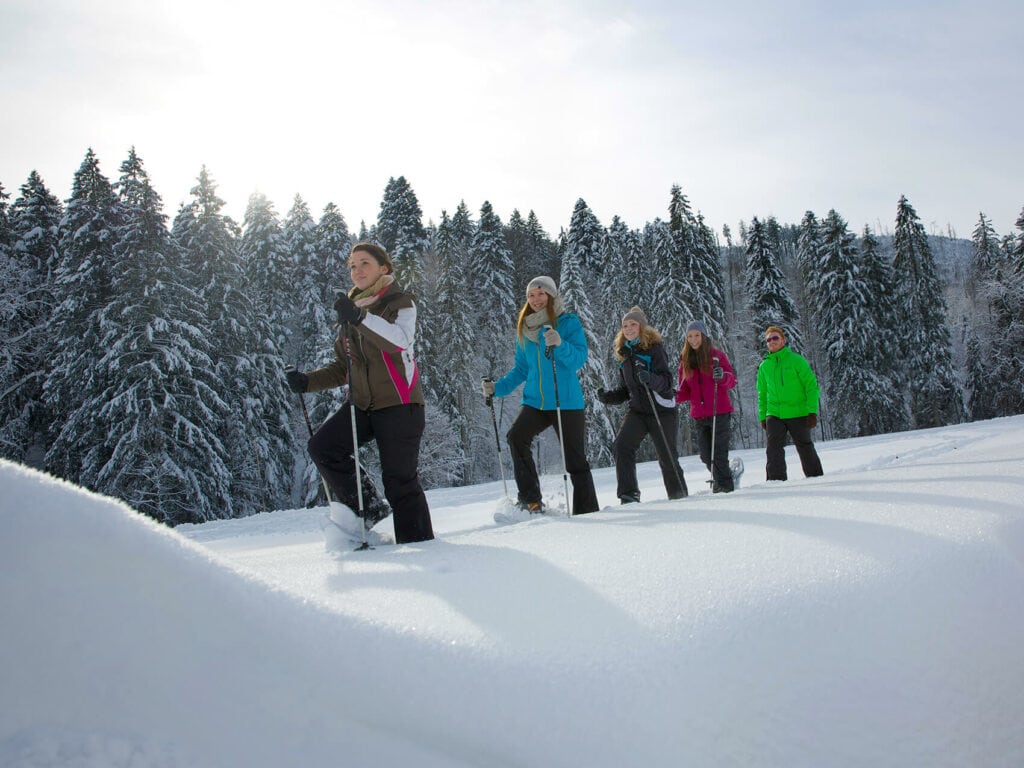 Frauen auf einer Schneeschuhwandertour durch den Schwarzwald