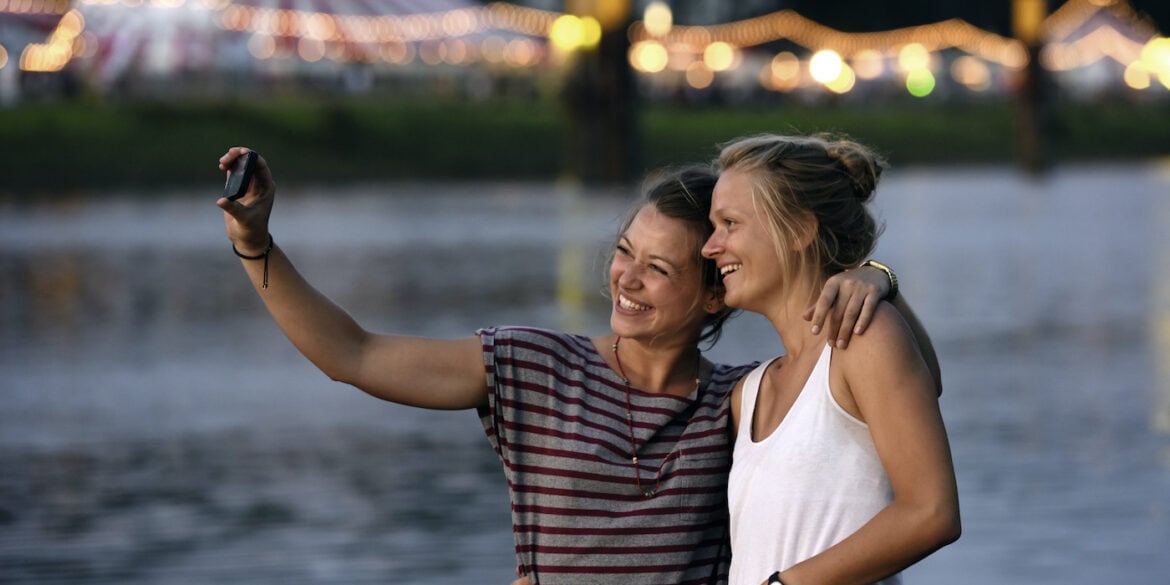 Zwei Frauen machen vons ich ein Selfie mit dem Handy bei einem Event im Sommer in Bremen