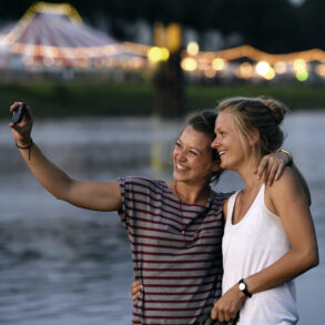 Zwei Frauen machen vons ich ein Selfie mit dem Handy bei einem Event im Sommer in Bremen