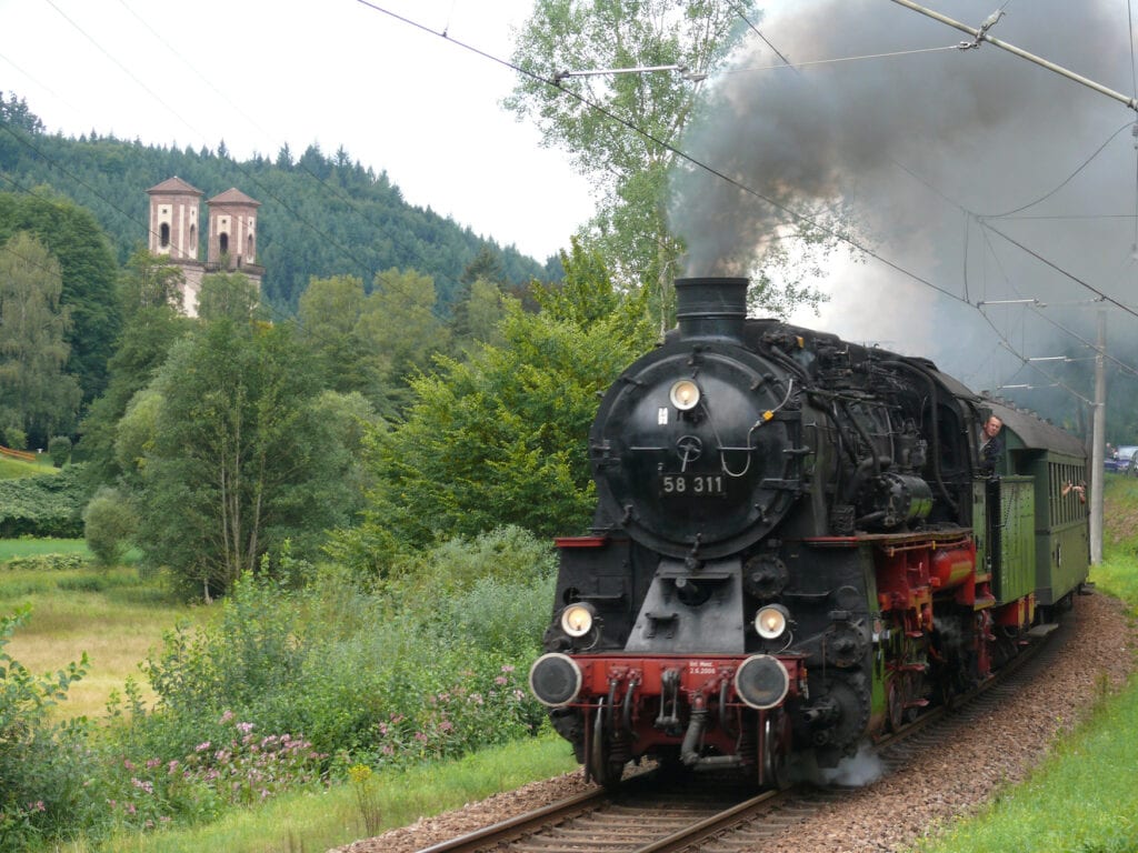 die Albtalbahn mit der Klosterruine Frauenalb
