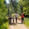 Familie mit Förster wandert auf dem Heidelbeerweg im Schwarzwald