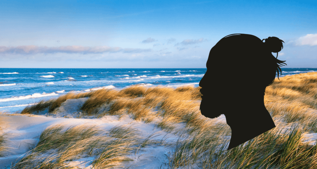 Silhouette eines Mannses vor Ostseestrand