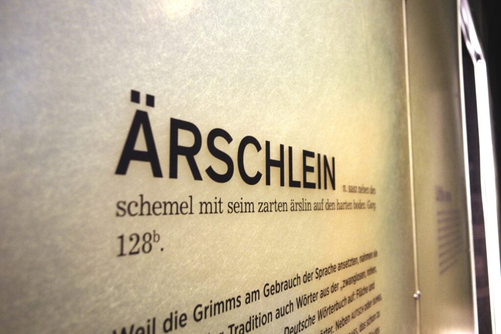 Infotafel "Ärschlein" in der Grimmwelt Kassel