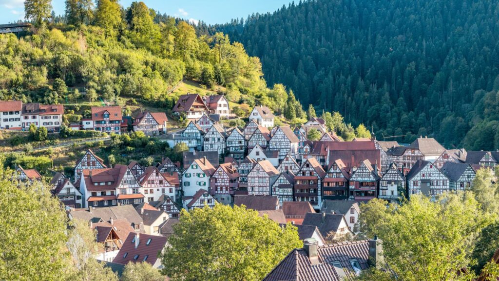 Stadtansicht mit Fachwerkhäusern auf der Augenblickrunde Schiltach im Schwarzwald