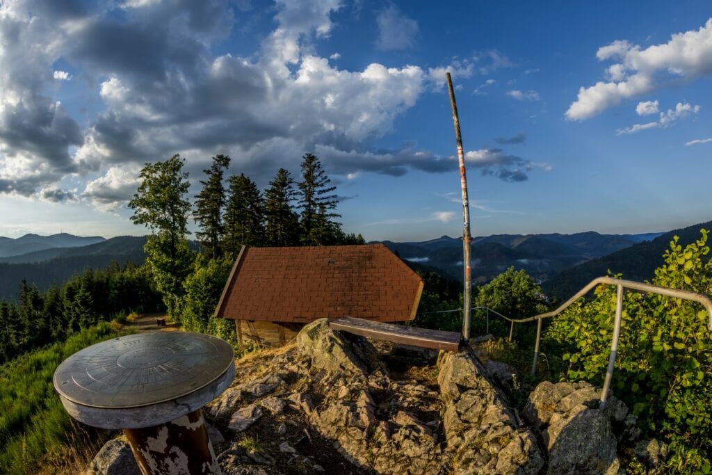 Felsenpfad mit Geländer auf dem Wolfacher Grenzgängersteig im Schwarzwald
