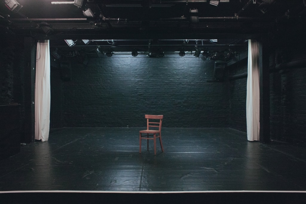 Stuhl auf einer leeren Bühne im Theater im Bauturm