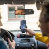 Zwei Personen bedienen die App "signseeing" in einem Auto