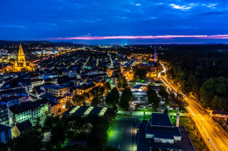 Luftaufnahme von Kaiserslautern bei Nacht