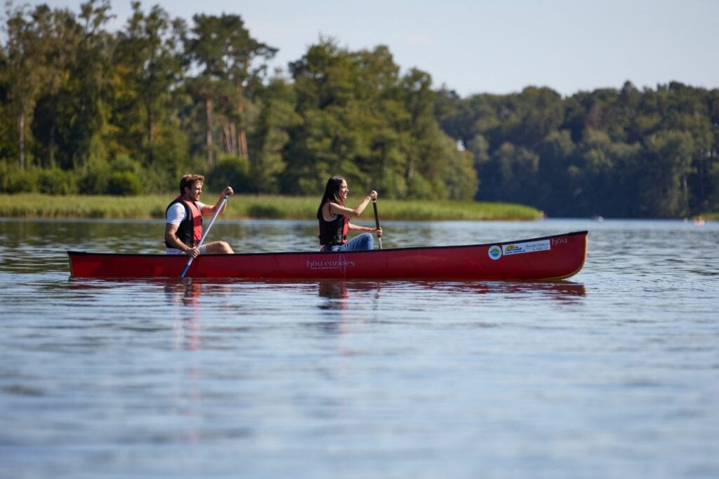 Zwei Peronen fahren mit einem Kanu auf dem Salemer See im Herzogtum Lauenburg