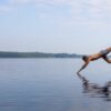 Ein Mann macht einen Kopfsprung in einen See im Herzogtum Lauenburg