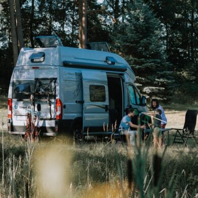 Eine Familie richtet ihren Platz auf dem Wildwood Camping in der Lüneburger Heide ein