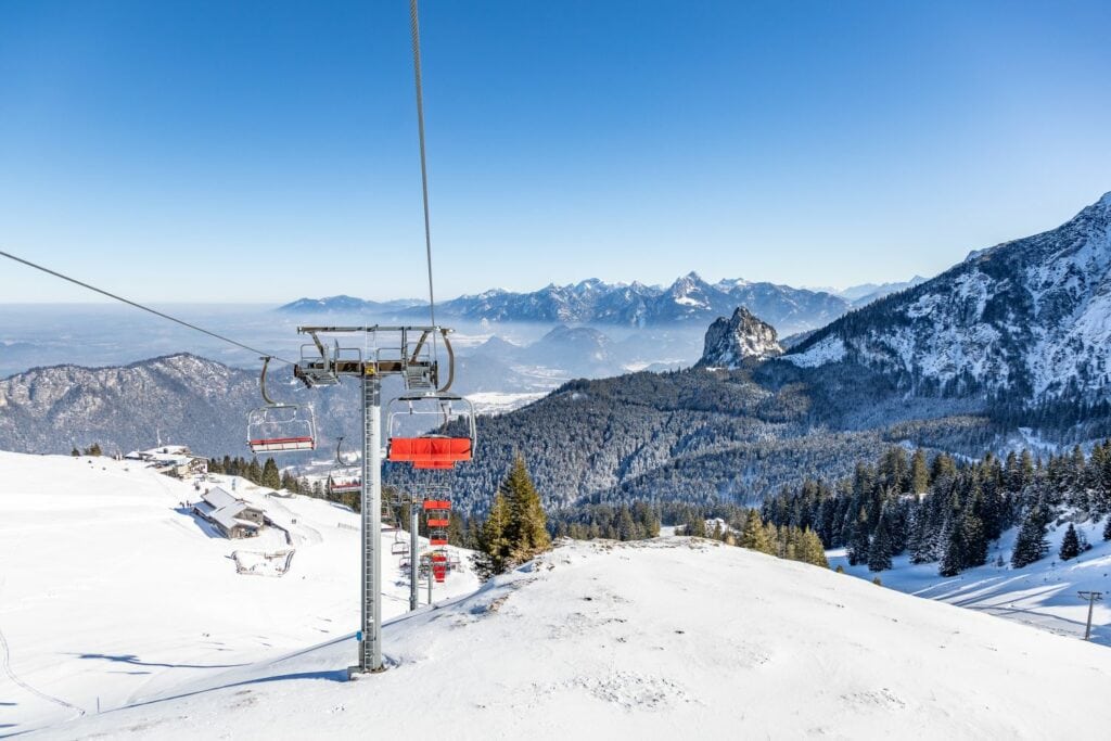 Ein Sessellift in den verschneiten Allgäuer Alpen