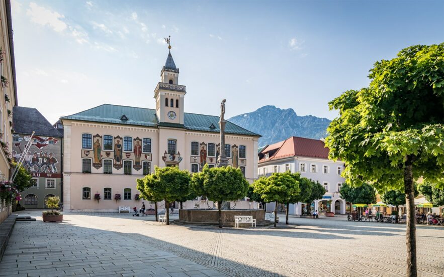 Rathausplatz in Bad Reichenhall im Sommer