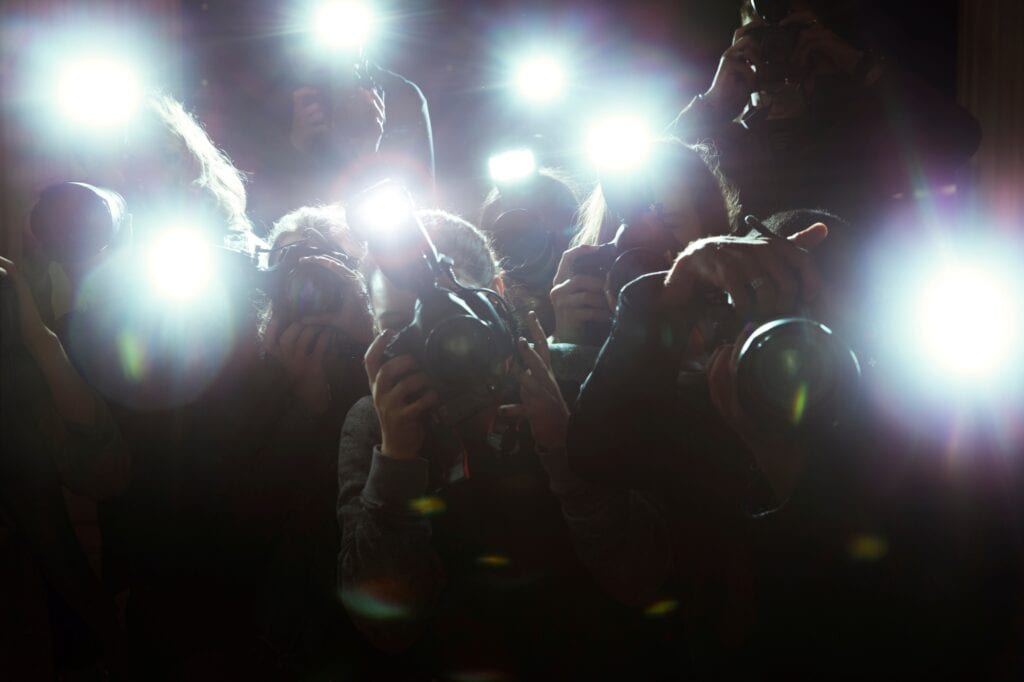 Mehrere Personen fotografieren mit blendendem Blitzlicht