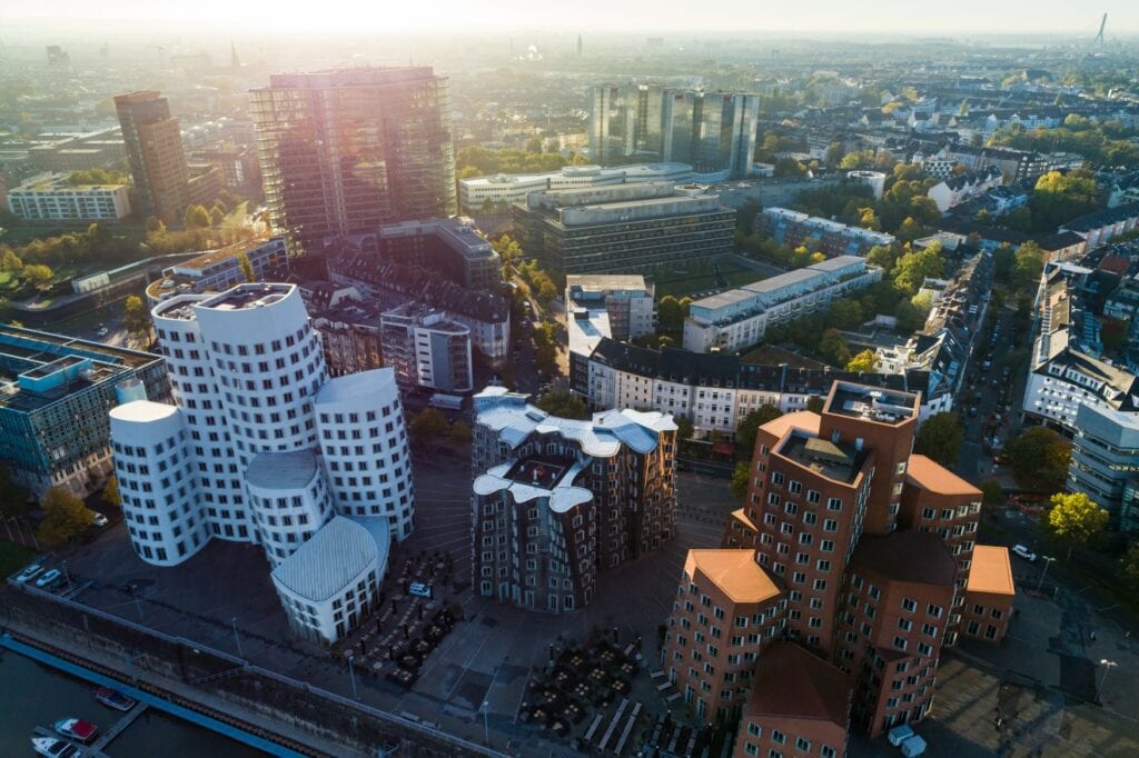 Luftansicht der Gehry-Bauten im Medienhafen Düsseldorf