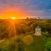 Panoramasicht auf den Englischen Garten in München bei Sonnenaufgang