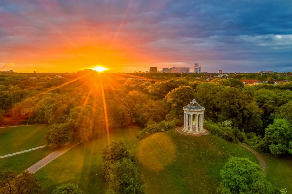 Panoramasicht auf den Englischen Garten in München bei Sonnenaufgang