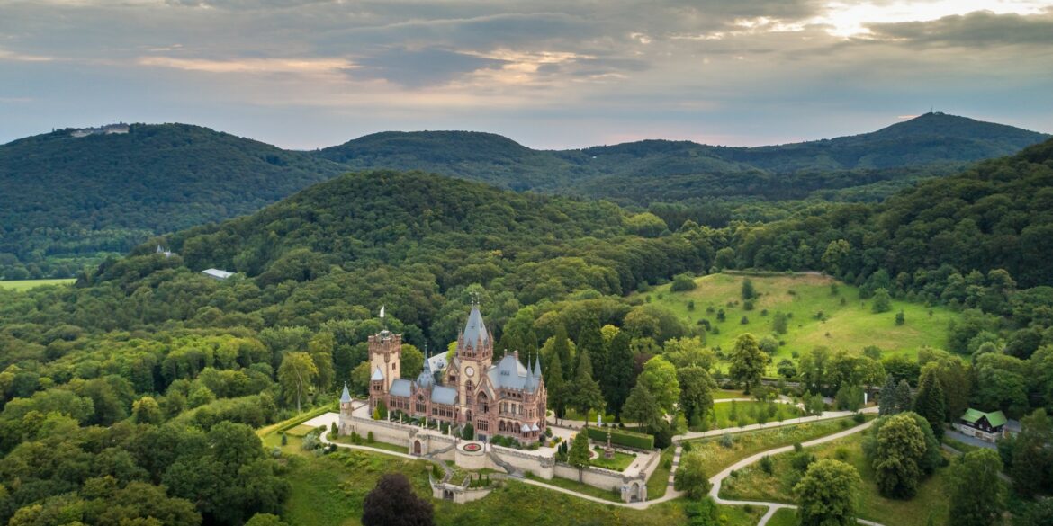 Panoramasicht auf Schloss Drachenburg bei Königswinter