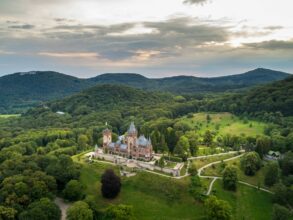 Panoramasicht auf Schloss Drachenburg bei Königswinter