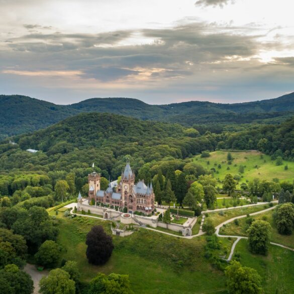 Panoramasicht auf Schloss Drachenburg bei Königswinter