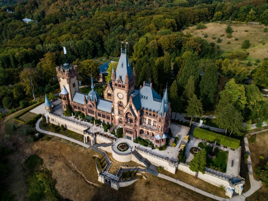 Luftansicht auf Schloss Drachenburg bei Königswinter, eine der Top-Sehenswürdigkeiten in NRW