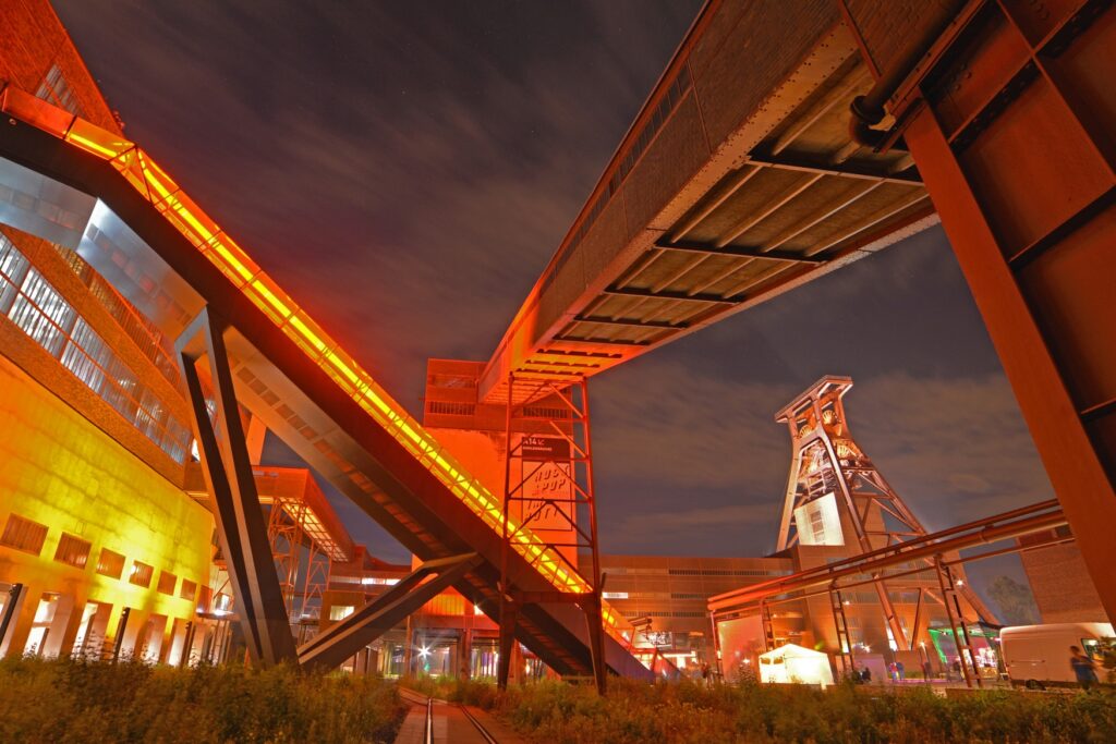 Zeche Zollverein, eine der meistbesuchten Sehenswürdigkeiten in NRW, rot angestrahlt in der Nacht