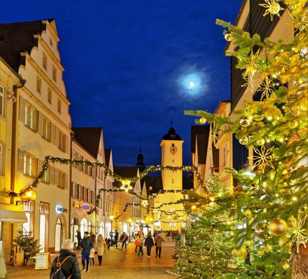 Die Altstadt Bad Mergentheim mit leuchtender Weihnachtsdekoration
