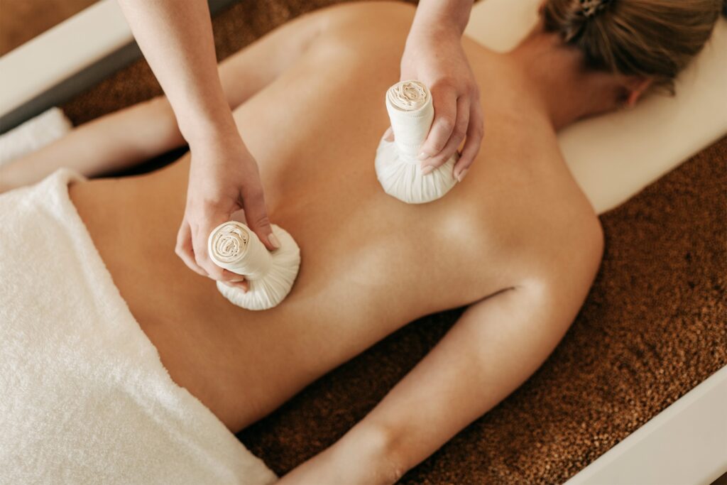 Woman receives back massage at Wellness-Hotel Deimann in the Schmallenberger Sauerland