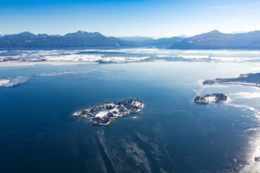 Luftaufnahme der Fraueninsel im Chiemsee im Winter