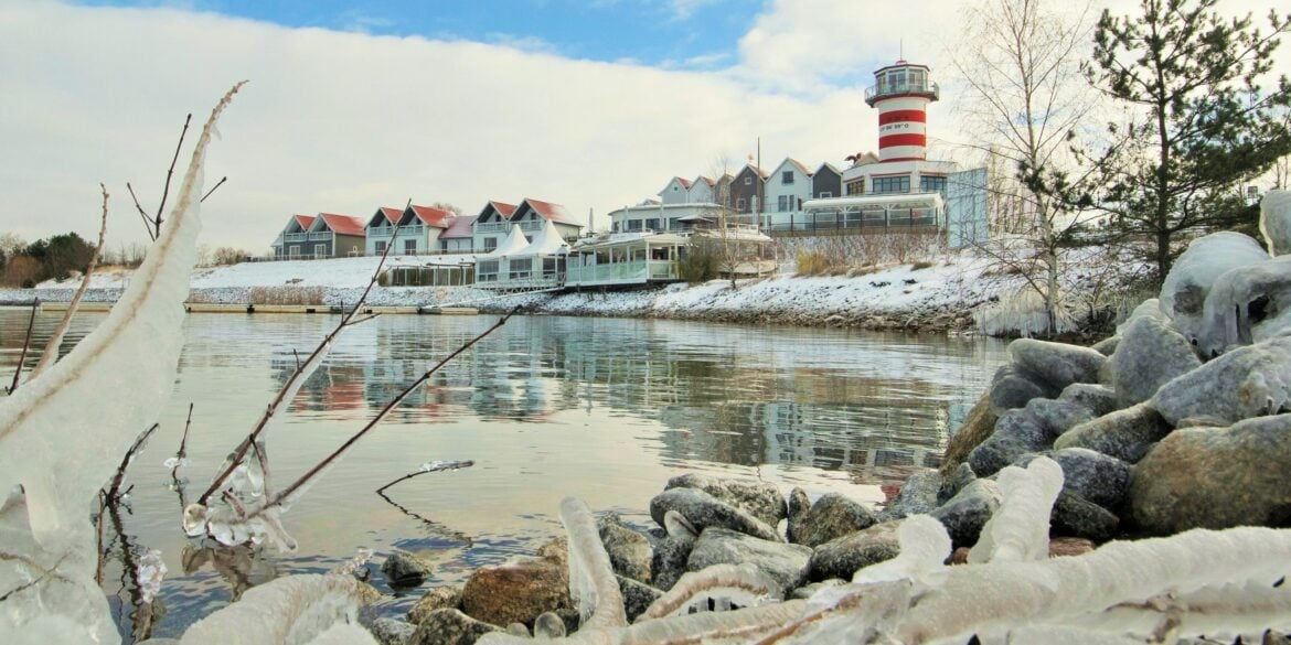 Außenansicht des Leuchtturm-Hotels am Geierswalder See