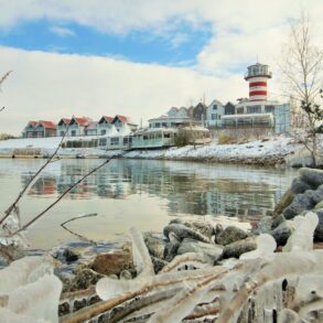 Außenansicht des Leuchtturm-Hotels am Geierswalder See