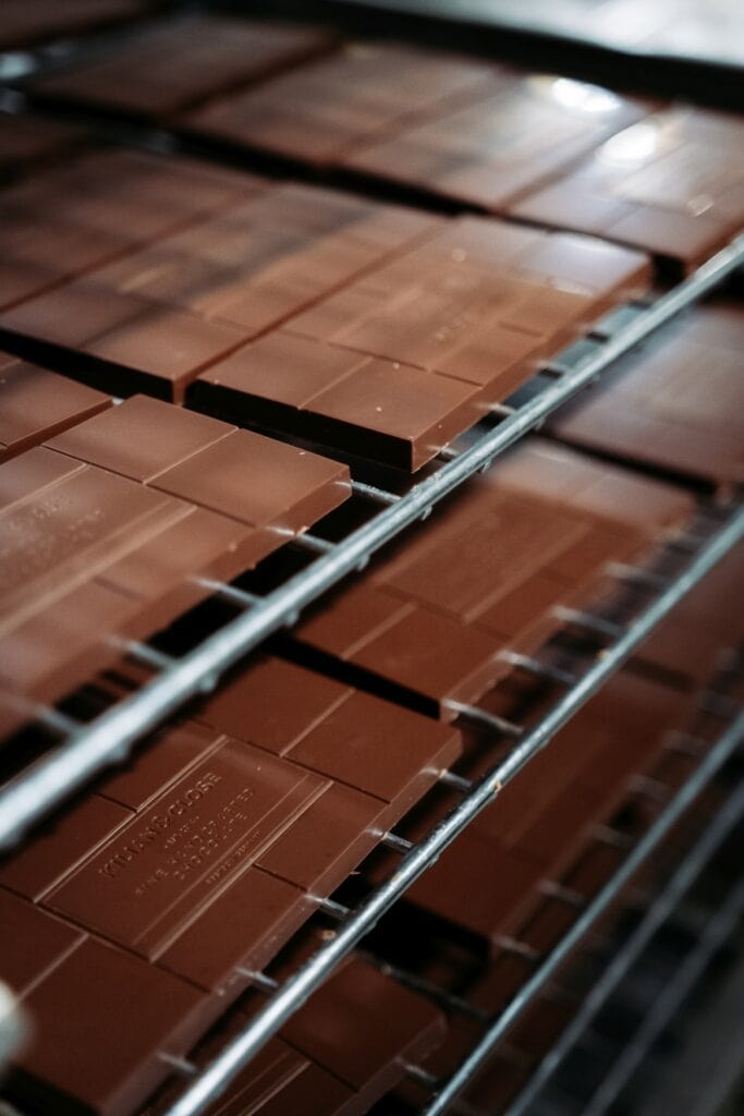 Flüssige Schokolade kühlt in Tafelformen aus