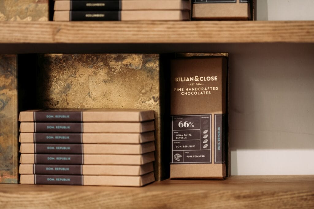 Schokoladenverpackungen von Kilian & Close im Regal