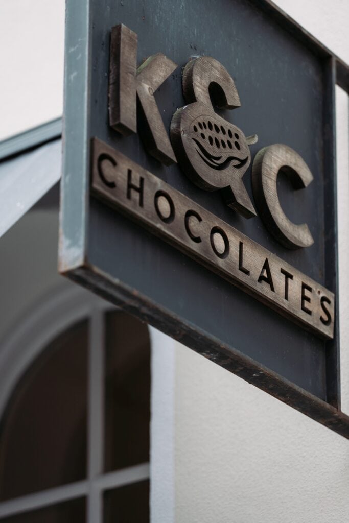 Schild vor dem Schokoladengeschäft Kilian & Close in Waren (Müritz)
