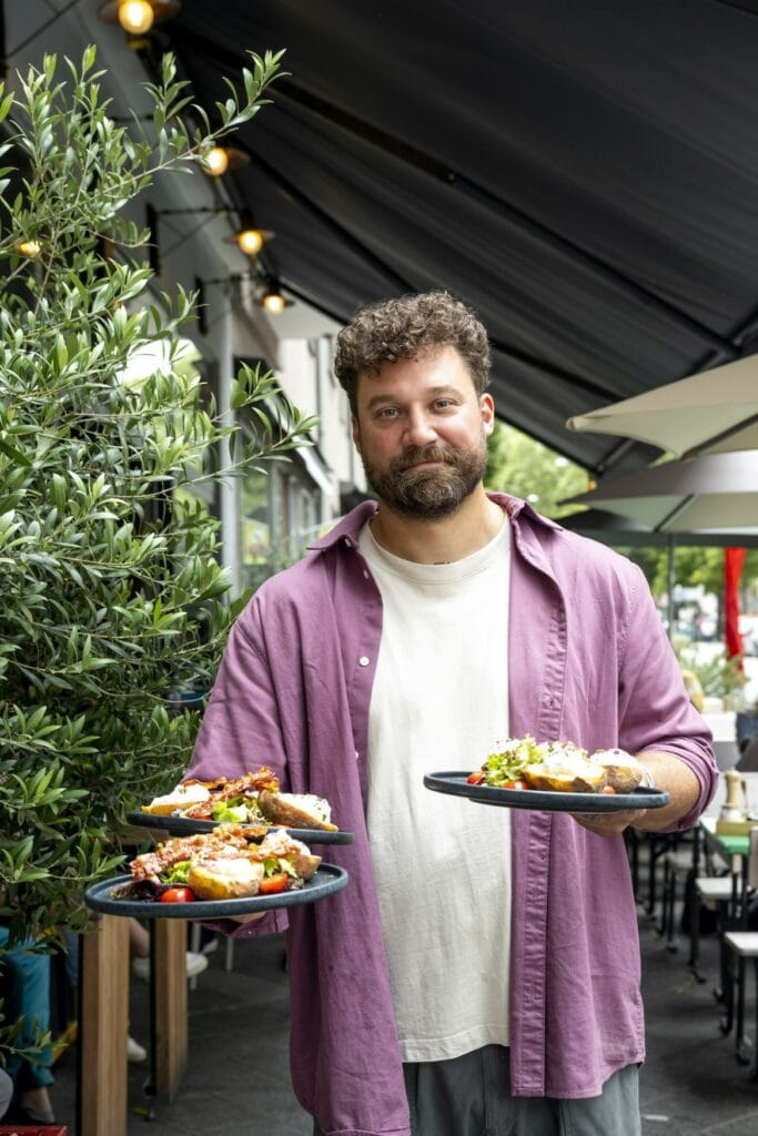 Inhaber Uli Nievelstein präsentiert drei Gerichte in seinem Mannheimer Restaurant Luni
