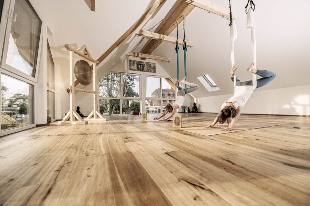 Im Wellnessbereich von Jordans Untermühle wird auch Aerial Yoga angeboten