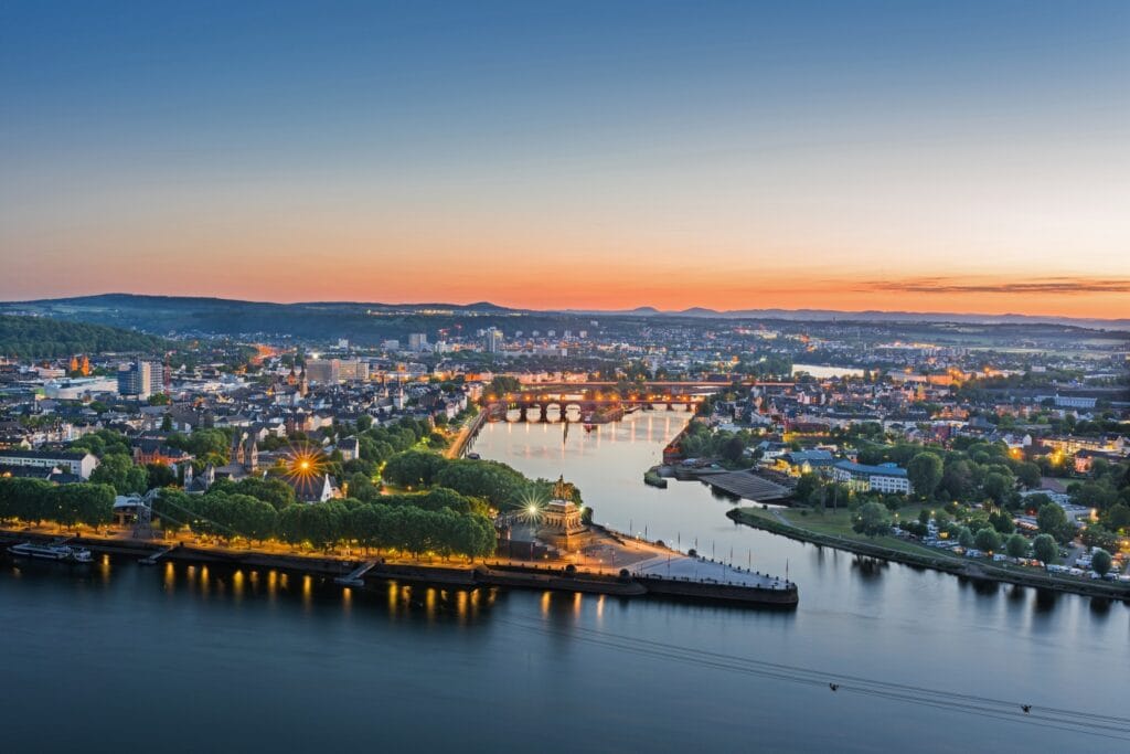 Luftblick auf das Deutsche Eck in Koblenz in der Abenddämmerung