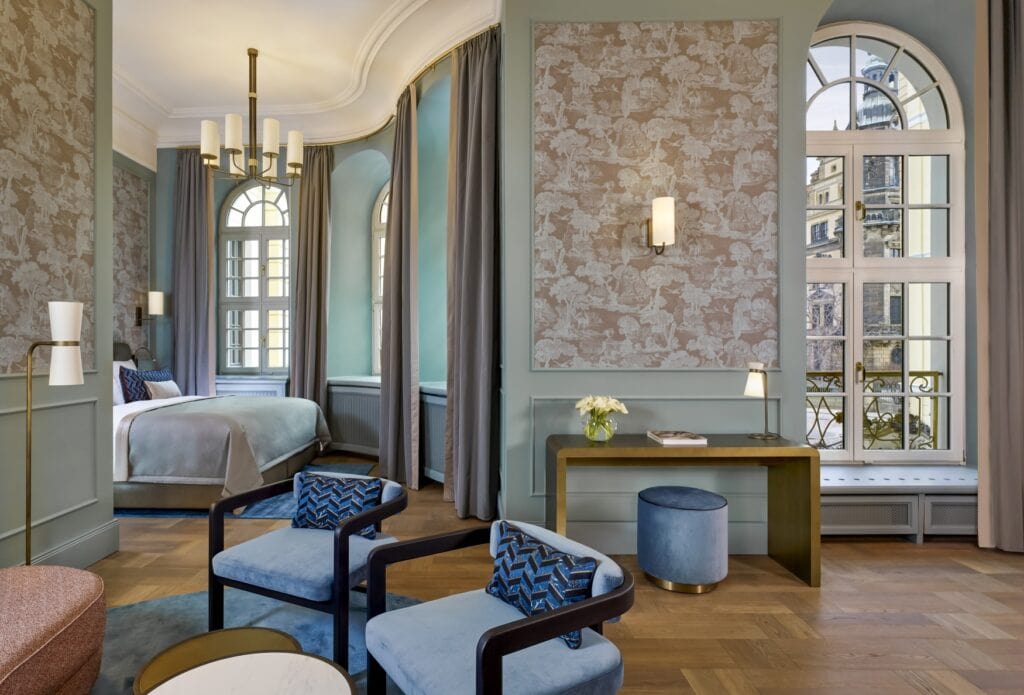 Eine Junior Suite mit SItzecke und Ausblick im Hotel Taschenbergpalais in Dresden