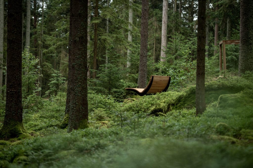 Eine Holzliege im Bayerischen Wald