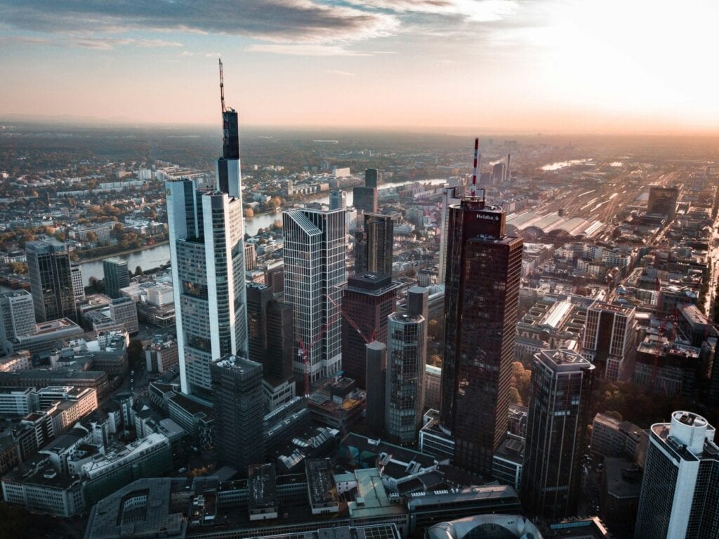 Luftblick auf die Skyline von Frankfurt