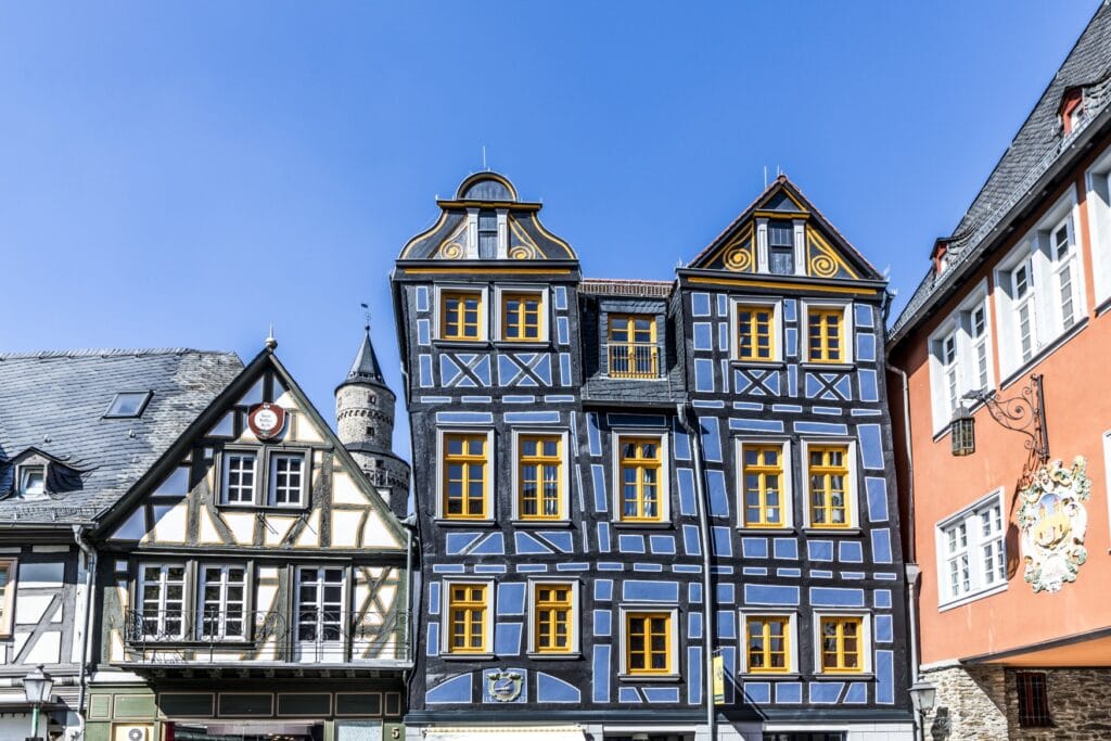 Ein blaues Fachwerkhaus, das "Schiefe Haus" in Idstein