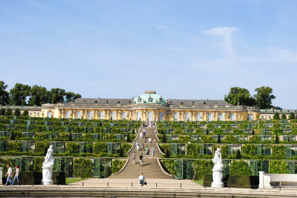 Sicht auf die Terrassen und das Schloss Sanssouci in Potsdam