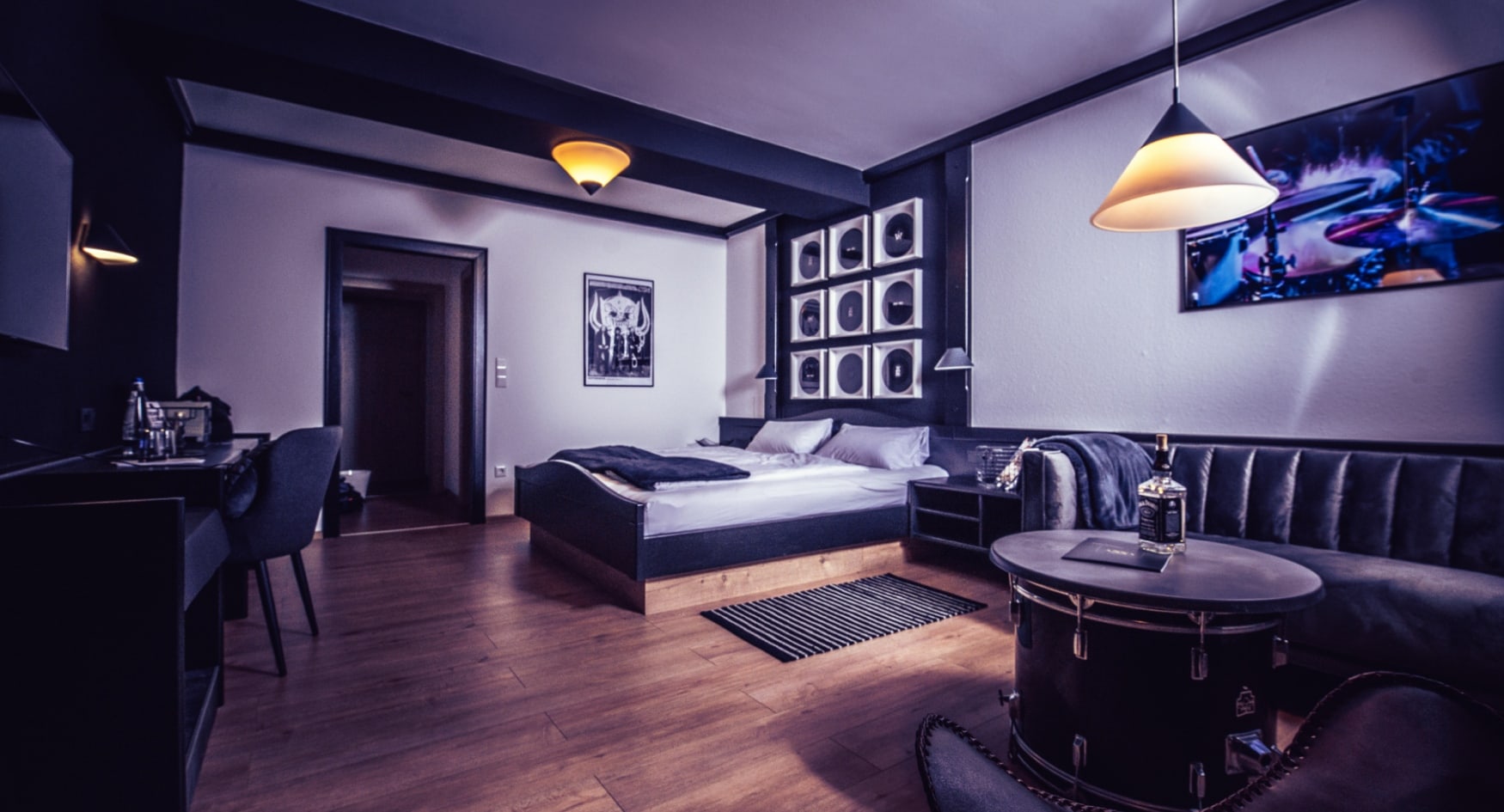 Hotelzimmer mit besonderem Dekor, Schallplatten an der Wand und einer Bassdrum als Beistelltisch