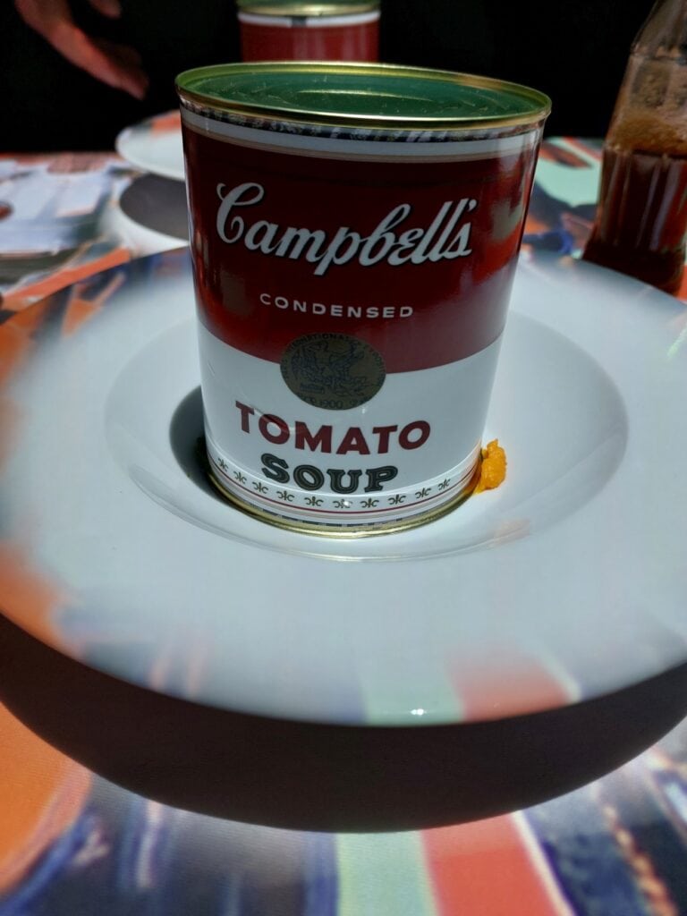 Eine Dose Campells Tomato Soup steht auf einem Teller in der Eventgastronomie Seven Paintings im Flemings Hotel in Wuppertal
