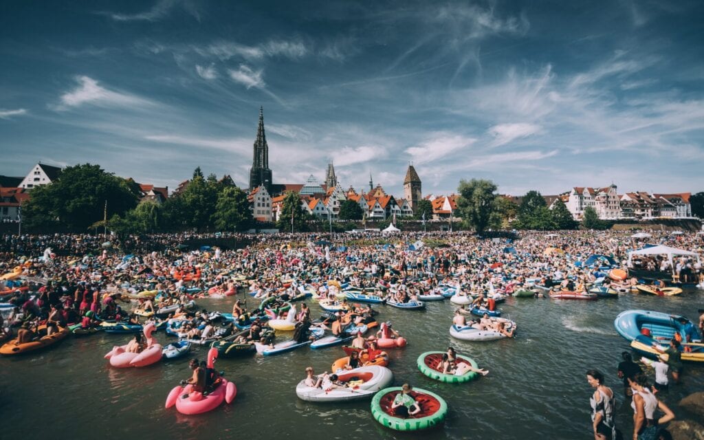 Die Donau bei Ulm ist über und über mit Schlauchbotten und anderen schwimmbaren Untersätzen gefüllt
